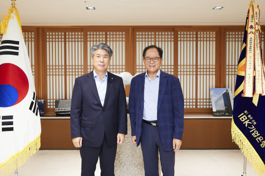 지난 23일 서울 을지로 기업은행 본점에서 윤종원 IBK기업은행장(왼쪽)과 박노완 주베트남대한민국 대사가 면담을 마치고 기념촬영을 하고 있다. IBK기업은행 제공